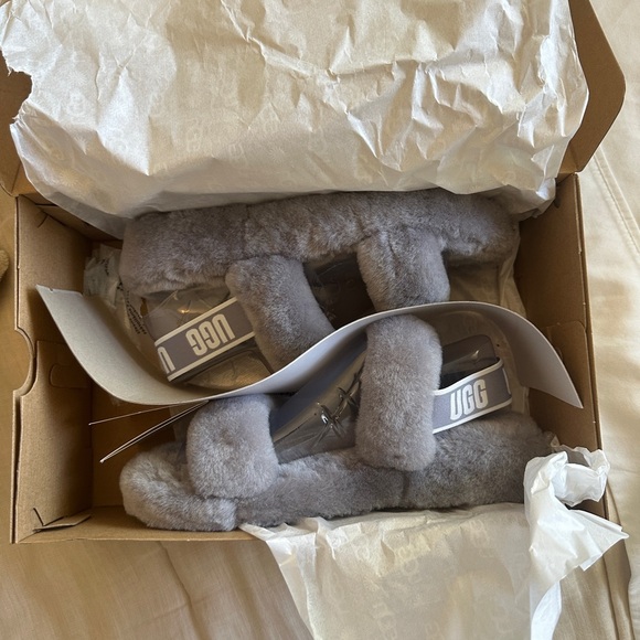 NWOT Never Worn Uggs fuzzy Oh Yeah Sandals Size 9 - Picture 1 of 6